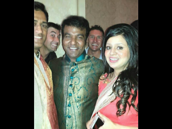 महेंद्र सिंह धोनी अपनी पत्नी साक्षी के साथ