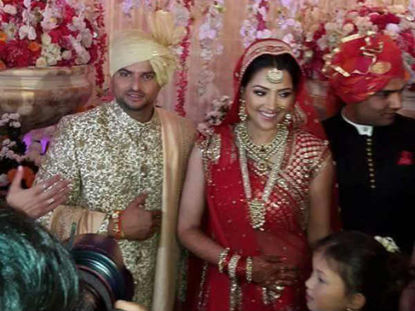 शादी में रैना छीटदार कुर्ते और सफेद पैजामे वाली शेरवानी में