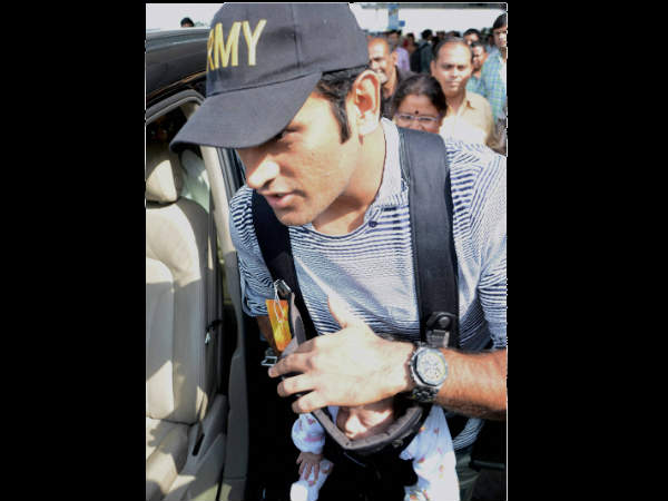 देखिये बेटी जीवा के साथ धोनी की पहली तस्वीर