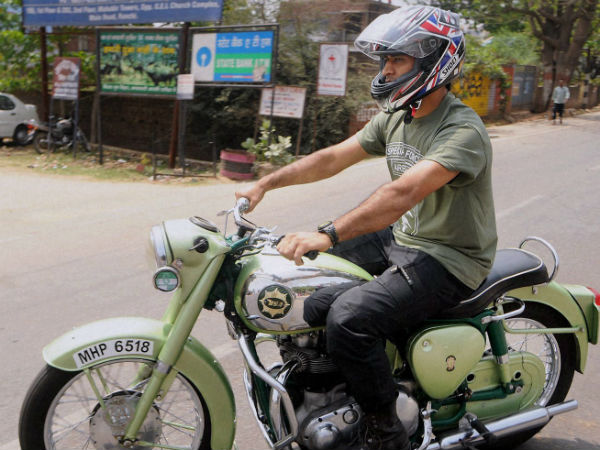 मस्ती में धोनी ने तोड़ा ट्रैफिक रूल, कटा चलान, जताया खेद