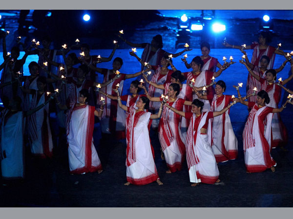 कलाकारों ने पेश किया पारंपरिक नृत्य