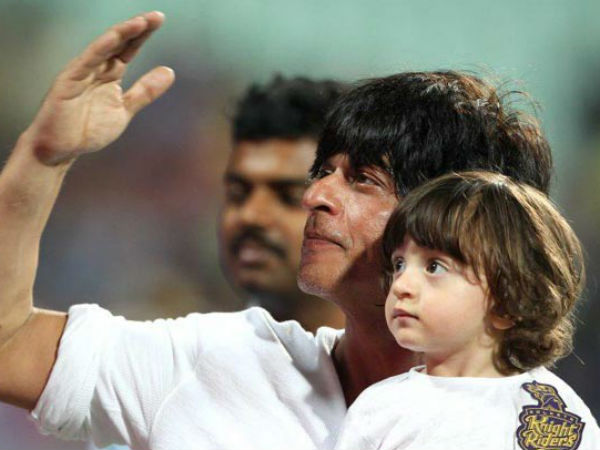 जीत के बाद शाहरुख ने बेटे संग लगाया स्टेडियम का चक्कर 