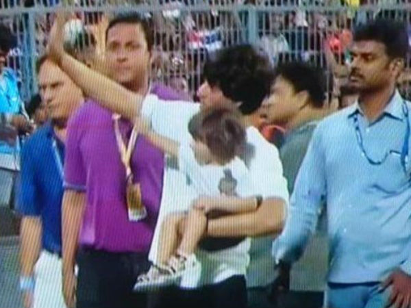 जीत के बाद शाहरुख ने बेटे संग लगाया स्टेडियम का चक्कर 