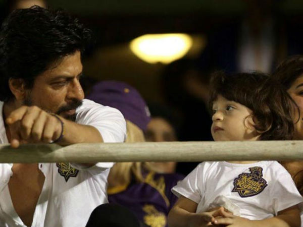 Pics: पूरे 3 साल बाद मुंबई में शाहरूख ने देखा केकेआर का मैच, बेटा अबराम ने दी कंपनी