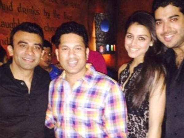 कौन है IPL 8 फाइनल में नजर आयीं राखी टंडन, जिसे इंटरनेट पर खोज रहे हैं लोग?