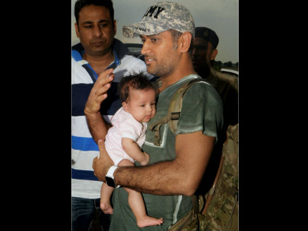 Video: एयरपोर्ट पर साक्षी और ज़ीवा के साथ दिखे कैप्टन धोनी