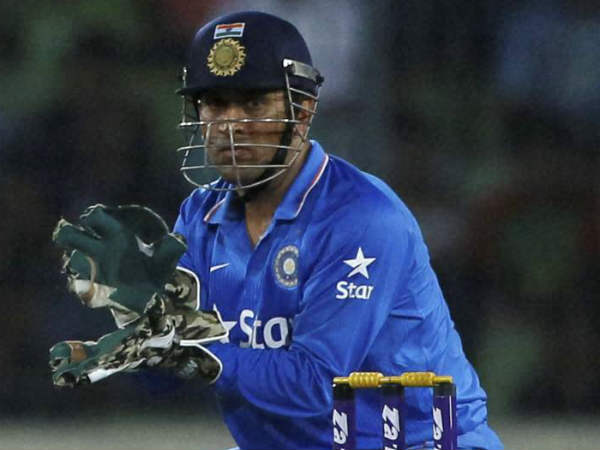 आखिर धोनी कप्तानी छोड़ने की धमकी क्यों दे रहे हैं?