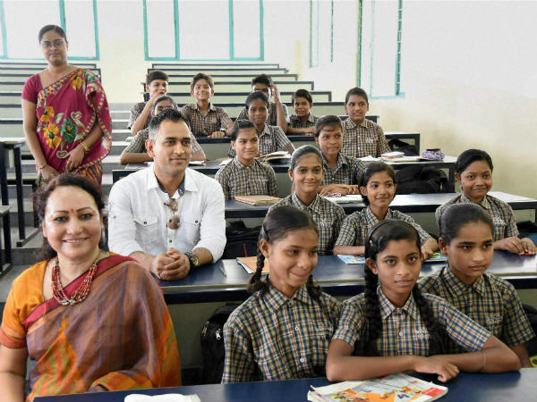 उधर चेन्नई टीम पर लगा बैन और इधर धोनी पहुंचे पाठशाला..