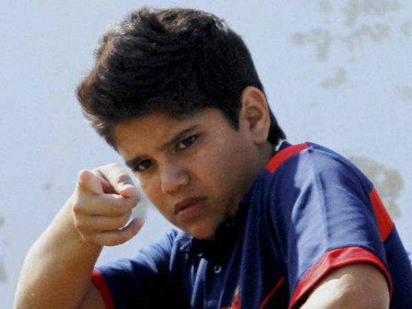 VIDEO-लॉर्ड्स में इंग्लैंड के बल्लेबाजों को गेंदबाजी कर रहे हैं अर्जुन तेंदुलकर