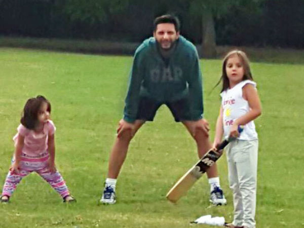 विकेटकीपर बने पापा अफरीदी।