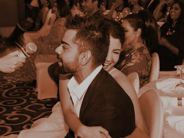 खुल्लम-खुल्ला प्यार कर रहे दोनों