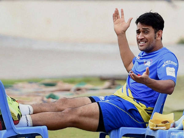 जब धोनी ने टी-20 मैच से पहले नंगे पैर कीपिंग की