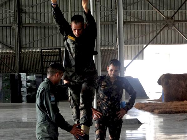 आगरा में पैरा जंपर बनने की ट्रेनिंग ले रहे है लेफ्टिनेंट कर्नल धोनी