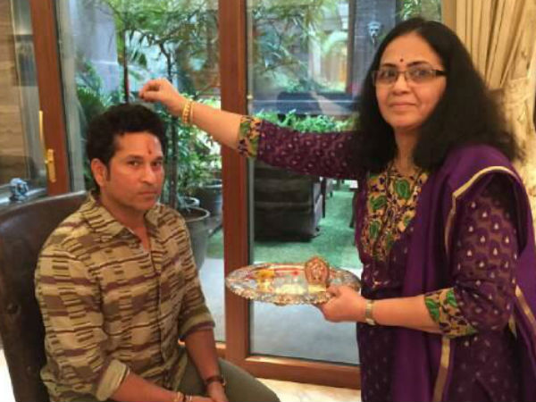 सचिन तेंदुलकर की कलाई पर बहन सविता ने बांधी दुआओं की राखी, देखें तस्वीरें
