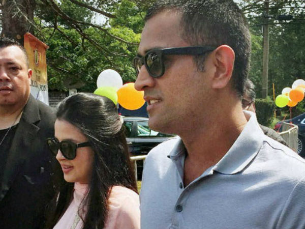 MS Dhoni Performs Puja in USA, Urges NRIs to Keep Cheering Team India 