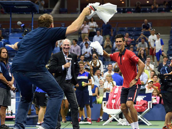 Video: मैच जीतने के बाद कोर्ट पर फैन के साथ जोकोविच का डांस