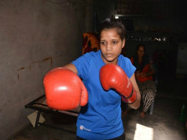 Mary Kom of Kanpur ruksar is making kite to earn money to take part in boxing competition
