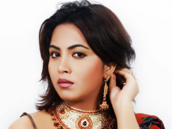 अर्शी खान मूल रूप से अफगानिस्तान की