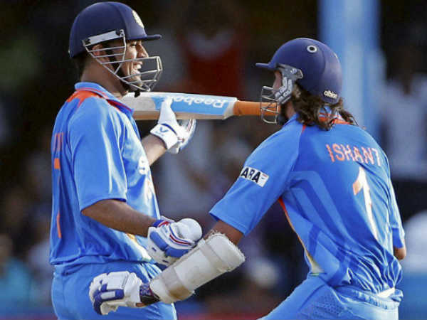 चोट के बाद वापसी और धोनी ने फिर लगाा विजयी छक्का