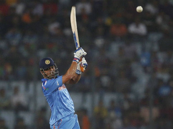 वानखेड़े में धोनी ने लगाया विजयी छक्का