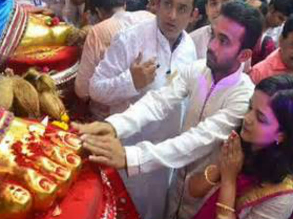 पत्नी संग लालबाग के राजा का दर्शन करने पहुंचे रहाणे