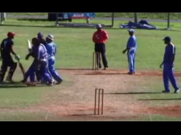 Video: क्रिकेट के मैदान में बल्ला नहीं चले खिलाड़ियों के लात-घूंसे