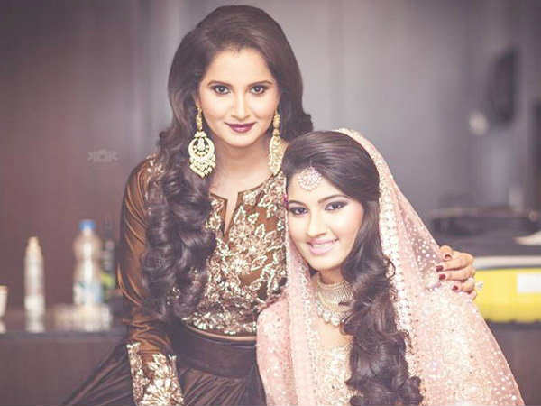 बहन की सगाई पर दुल्हन की तरह नजर आयीं सानिया, देखें तस्वीरें