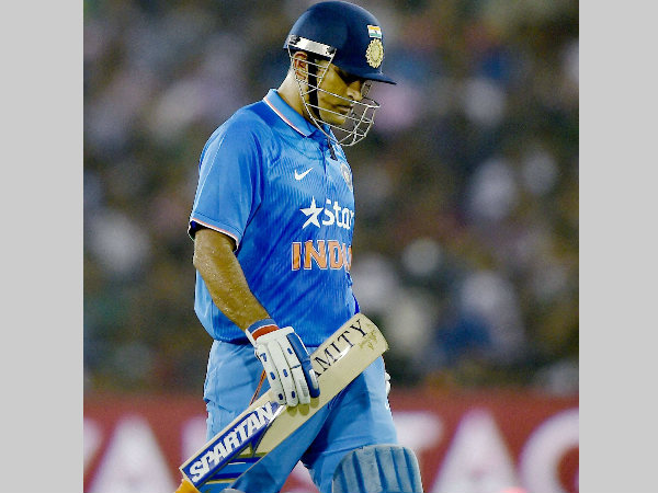 टीम की दुर्दुशा से फैंस बुरी तरह आहत, मैदान में फेंकी बोतलें, इंडिया की आलोचना