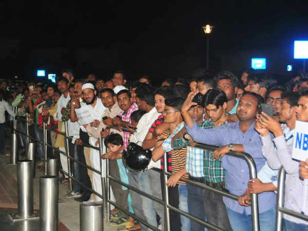 भारी संख्या में जुटे प्रशंसक