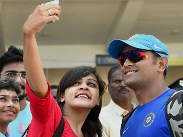 Video: चेन्नई पहुंची टीम इंडिया, क्रेजी फैन ने ली कैप्टन धोनी के साथ सेल्फी