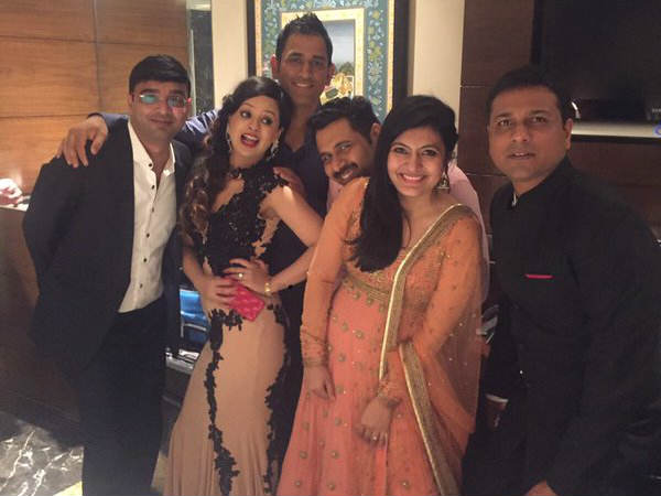 भज्जी-गीता की रिसेप्शन में काफी हॉट नजर आयीं मिसेज धोनी