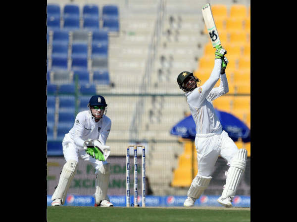 मैच के बीच में ही शोएब मलिक ने टेस्ट क्रिकेट को कहा अलविदा