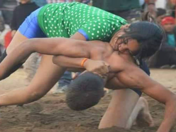 तीन मिनट में पुरुष पहलवान ने महिला के सामने टेके घुटने