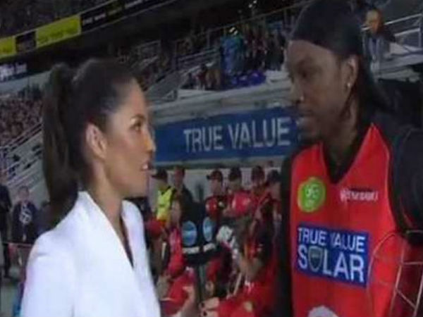 Live Interview : क्रिस गेल ने महिला रिपोर्टर को दिया दारू और डेट का ऑफर, देखें वीडियो