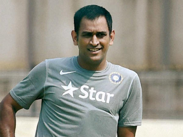 आईपीएल 2016 में पुणे टीम की कमान महेंद्र सिंह धोनी के हाथ में