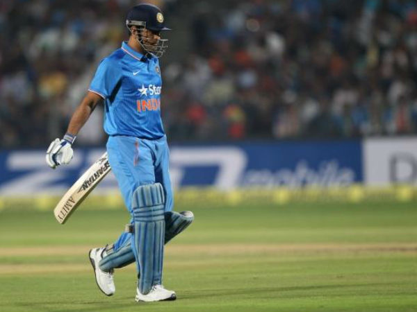धोनी ने भी गैरजिम्मेदाराना शॉट खेल गंवाया अपना विकेट