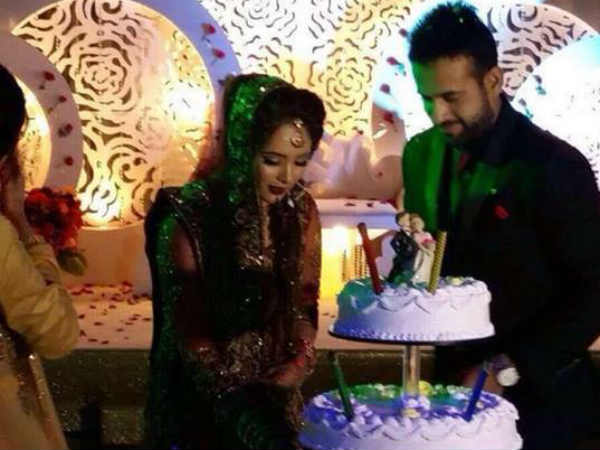 केक काटते हुए