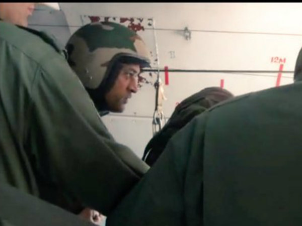 पाक भिड़ंत से पहले धोनी ने लगा दी एयरक्राफ्ट से छलांग, देखे तस्वीरें