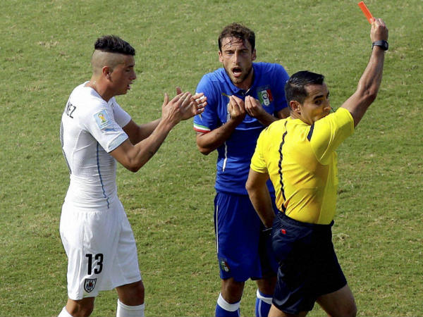 रेफरी ने दिखाया रेड कार्ड तो फुटबॉलर ने मार दी गोली