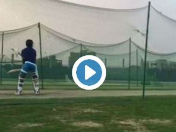 Video-आखिर तौलिया लेकर क्यों प्रैक्टिस कर रहे हैं टीम इंडिया के खिलाड़ी