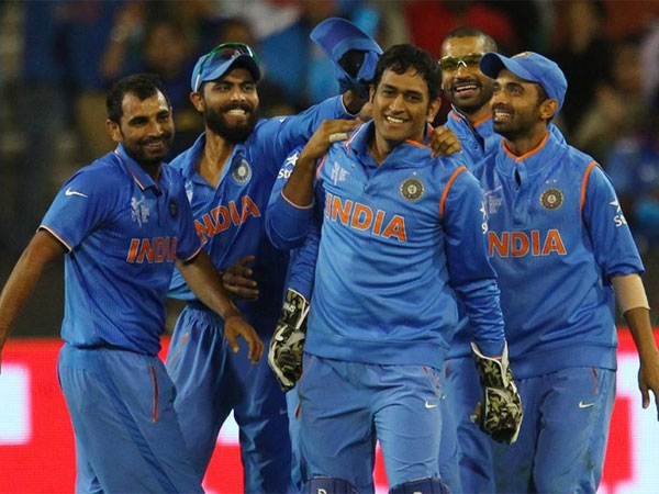 Video: देखें टीम इंडिया की होली, गब्बर ने गाया रंग बरसे...