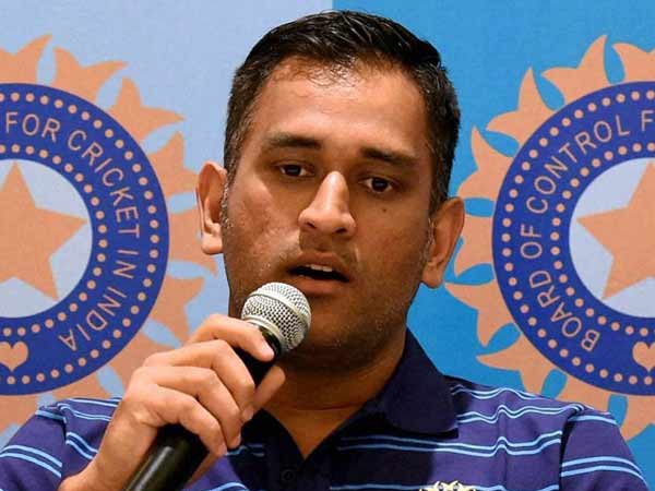 धोनी के स्विमिंग पूल को दिया जा रहा है 15 हजार लीटर पानी, लोग नाराज