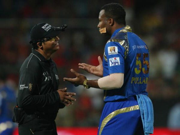 पोलार्ड ने मुंह पर लगाया टेप