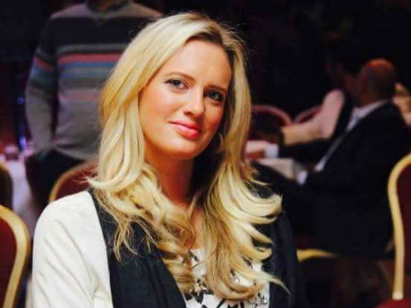 ग्लैमरस लुक