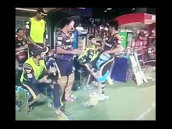 Video: जीत की खुशी में गंभीर हुए आक्रामक, कुर्सी फेंककर विवादों में फंसे