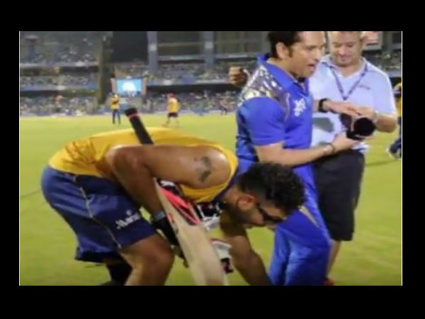 Pics: सिर्फ यूवी ही नहीं इन खिलाड़ियों ने भी छुए हैं सचिन के पैर