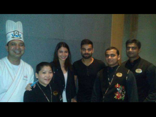 मिट गई दूरियां, विराट-अनुष्का ने साथ मनाया RCB की जीत का जश्न!