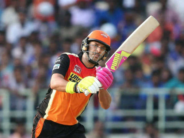 एक बार फिर से युवी ने सचिन के पैर छूकर जीता सबका दिल