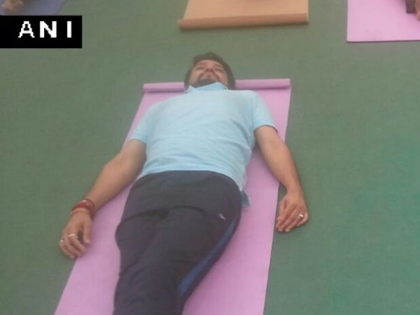 #YogaDay: बीसीसीआई चीफ अनुराग ठाकुर ने भज्जी संग किया योगा..