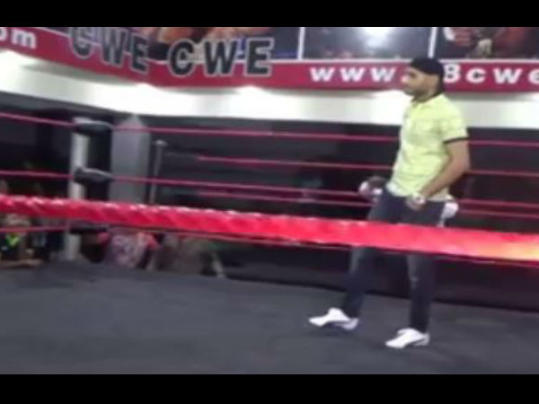 Video: जब रिंग में उतरें भज्जी, मिनटों में खली के रेसलर को चटा दी धूल